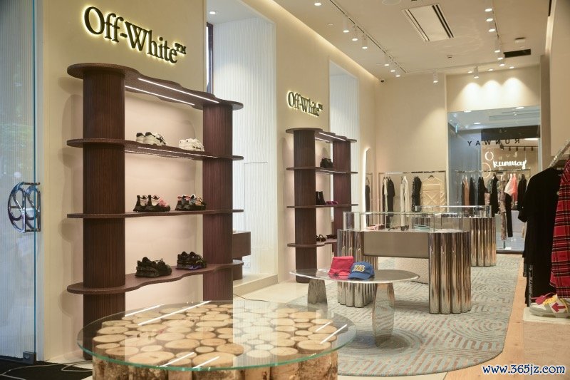 Runway买手店开始引入一些潮牌 受访者供图