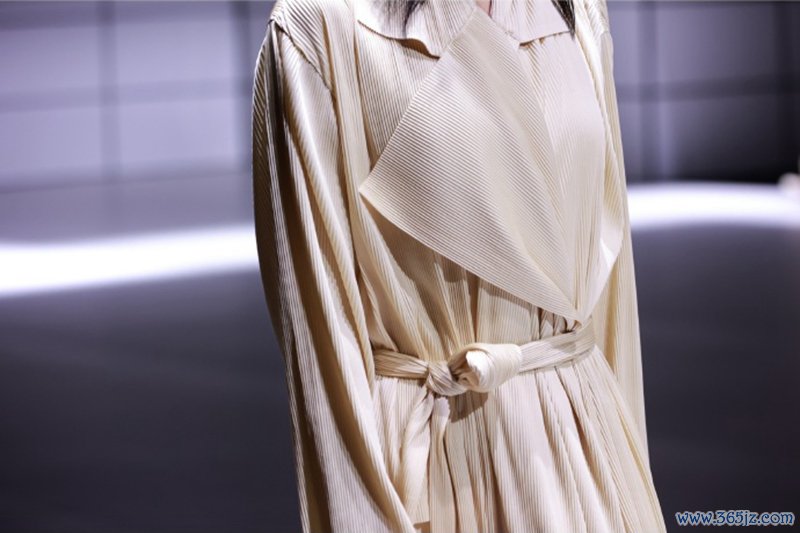 NAOKI TAKIZAWA“白日梦”女装系列作品 图/泷泽直己微博